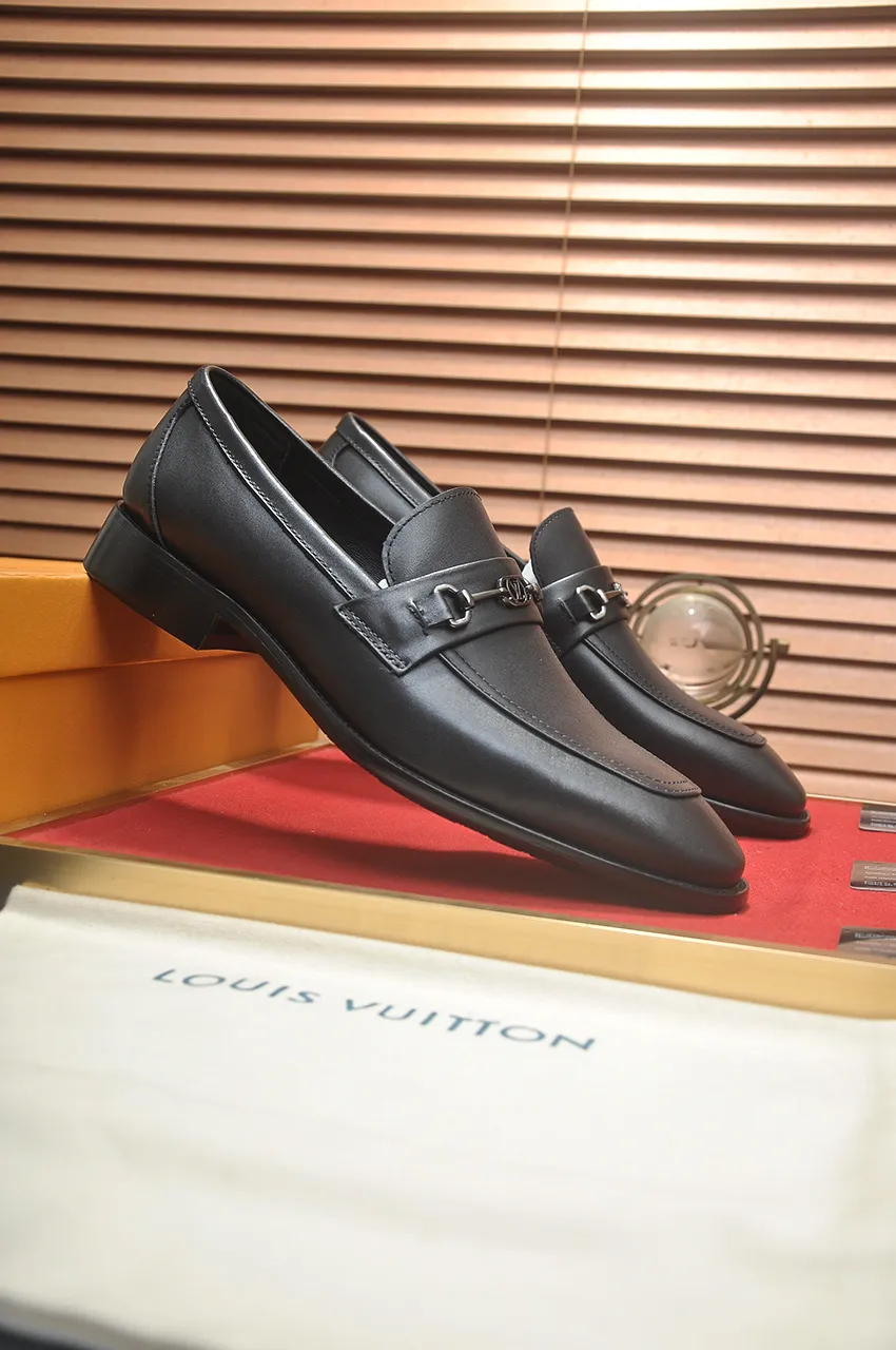 Men's men's shoes 💰540💶 [LV] (original single cowhide lining) 🍀LV's latest genuine leather business suit shoes are launched simultaneously on the official website. The first-layer cowhide imported from Italy is made of heavy gold, 💥official website 1:1 rubber outsole. Versatile to wear, high-end without losing class, and the color combination is extraordinary. This four-season style is alluring when worn on your feet, showing off your big-name flair. Standard code 38-45 (45 customized)